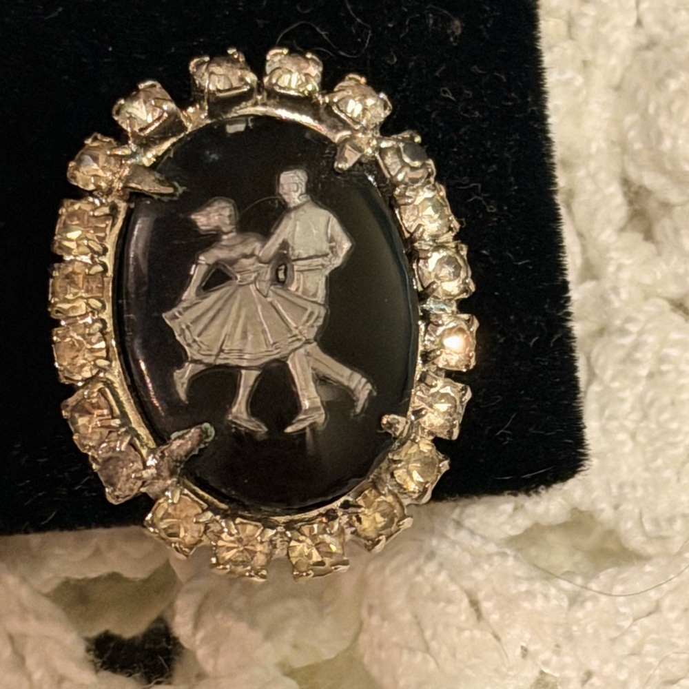 Elegant Black and Silver Cameo Jewelry Set - Picture 2 of 3